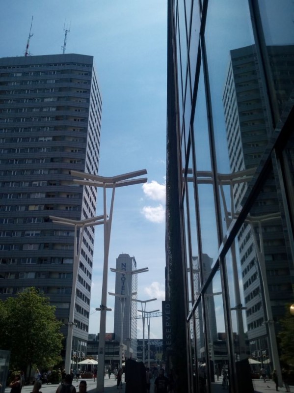 Mezi (hodně menšími) mrakodrapy v centru
