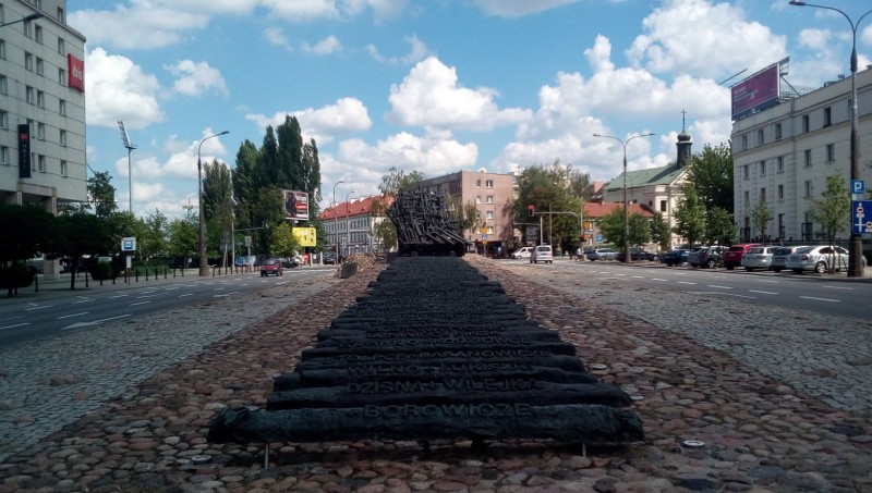 Tento památník se mi líbil nejvíc - velmi emotivní, jasně čitelná symbolika (srov. s pomníky Ossipa Zadkineho na podobné téma - např. jeho práce Zničení Rotterdamu)