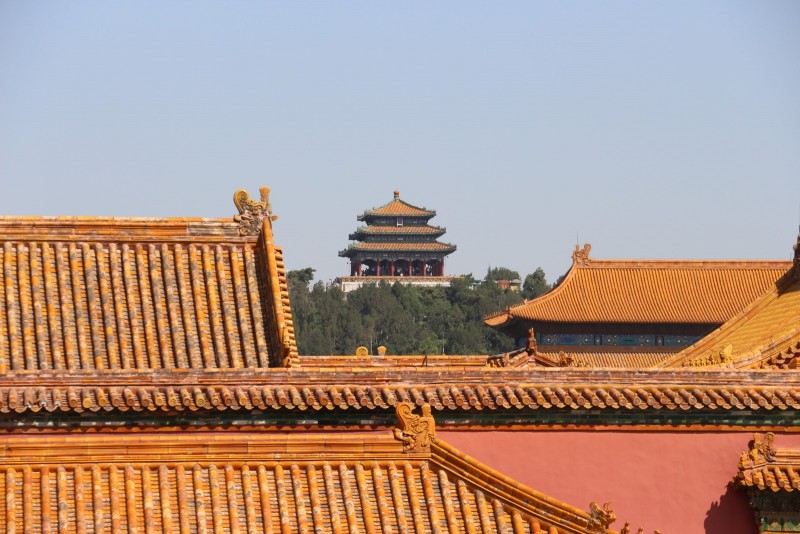 Pohled přes střechy Zakázaného města na vrcholek v parku Jingshan.