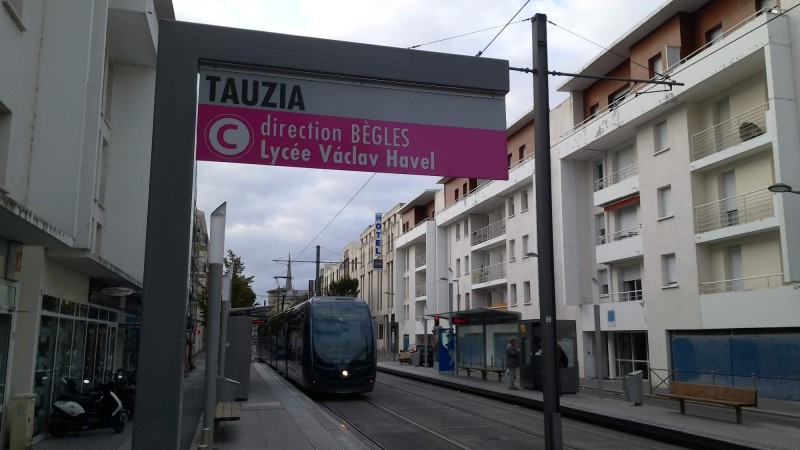 Na tramvajove zastavce v Bordeaux