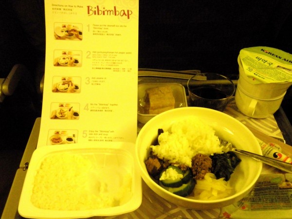 Přítelkyně už měla s Korean zkušenosti, tak BiBimBap, servírovaný pár desítek minut po startu jí udělal velikou radost:-)