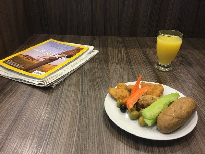 Klasika v Mastercard lounge: řízečky, olivy, mrkev a okurka. Byla i polévka, ale hráškovou já nemusím.