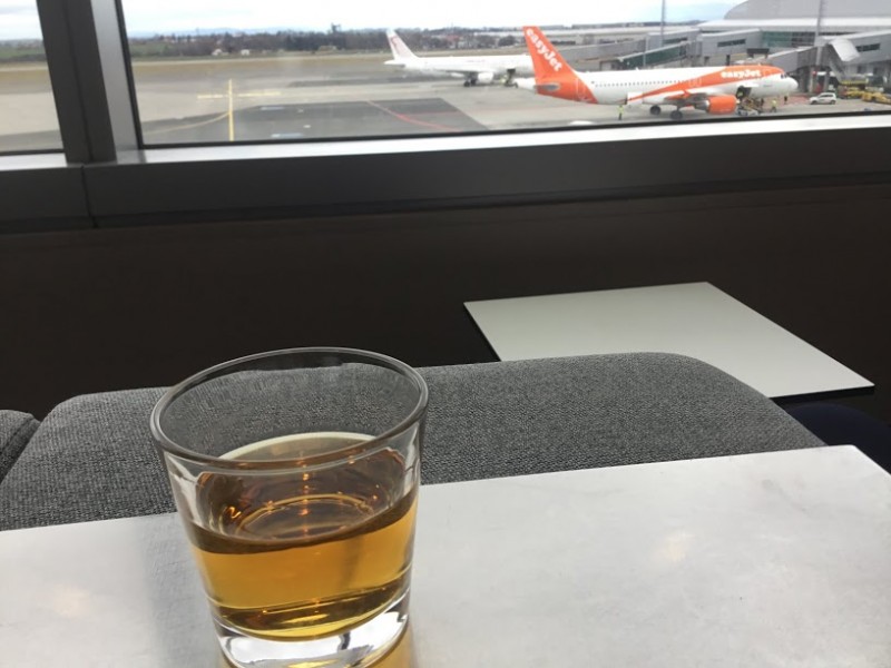 Ještě panáka whisky a může se jít na gate.