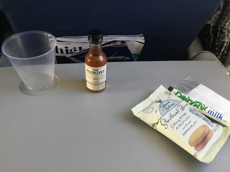 BA City FLyer, který linku operuje, nabízí bezplatné občerstvení, včetně single malt whisky. Něco, co se na evropských letech BA v economy už nevidí.
