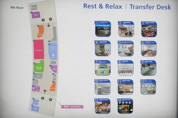 Ve 4. patře transitu je relaxační area s lůžky, sprchami a dalšími užitečnými službami. Není tedy nutné zevlovat mezi cestujícími, co už čekají na boarding o něco níže.