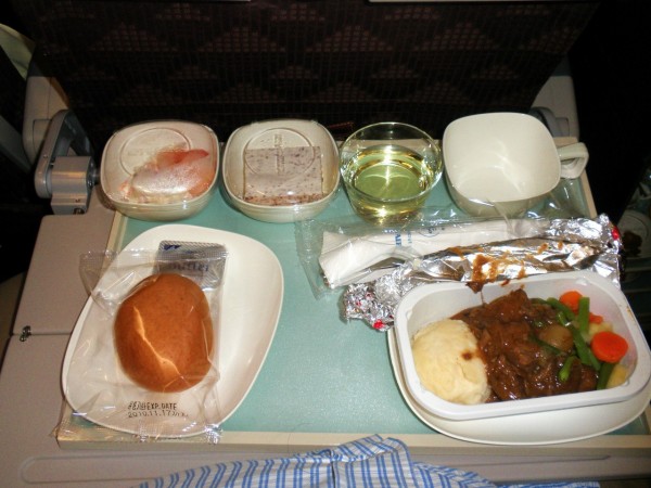 Tady je slíbený "evropský" beef, který jsem konzumoval i na cestě z PRG-ICN. V magazínu jsou i harmonogramy "krmení" mezi různými světovými destinacemi, kdyby je cestující po hlášení při počátku letu přeslechl. Lépe se tak plánují pokusy o spánek... Prostě asijská preciznost a až servilnost - namísto západní laxnosti a nadutosti...