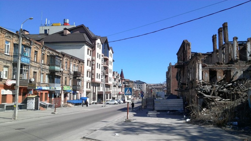 Nas hotel Reikartz je budova na levo