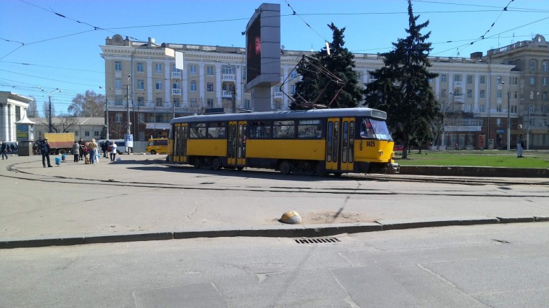 Dalsi tramvaj pred hlavnim nadrazim