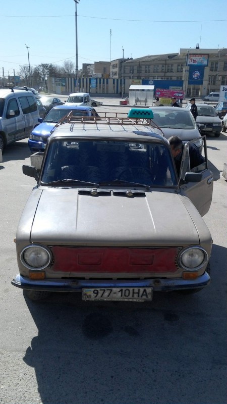 Nakonec jsem prijali nabidku tohoto pana s Zigulikem, ktery nas za 50 UAH hodil do hotelu