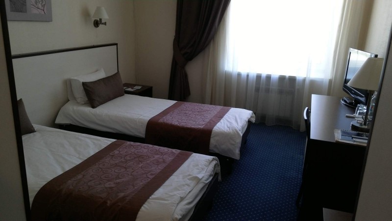 pokoj v hotelu Teatralʹnyy byl na mistni pomery v pohode