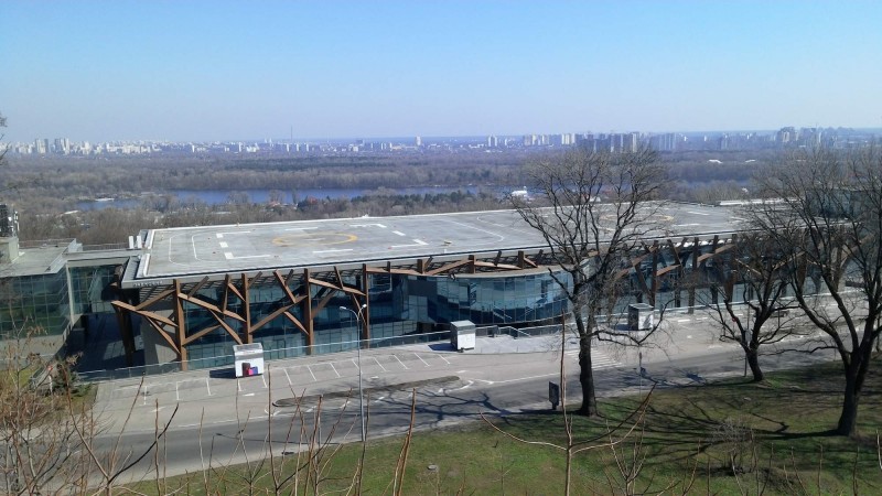 Kongresove centrum s heliporty na strese