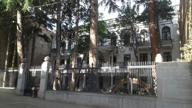 Nas apartman byl primo pred budovou Gruzinskeho Olympijskeho vyboru