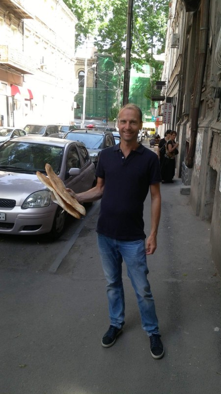 Cerstvy chleba za facku, jeste opravdu teply, Paul ho ani nemohl udrzet v ruce