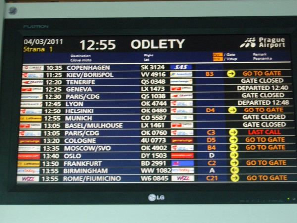 Obrazovka na terminalu 1 s dnesnimy odlety