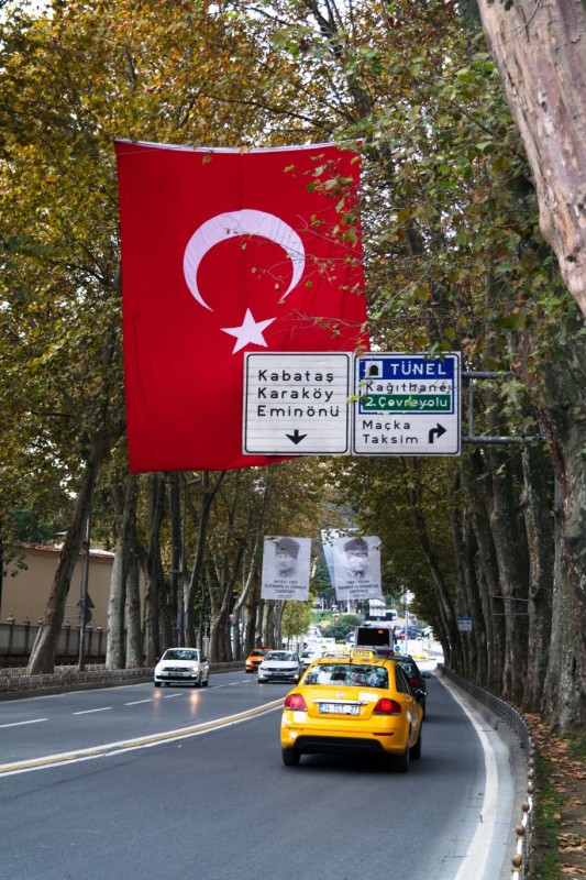 Cesta podél zadní strany Dolmabahçe