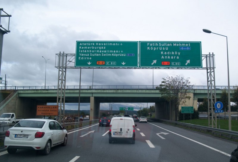 První směrové tabule na nové letiště registruju na křižovatce s E80