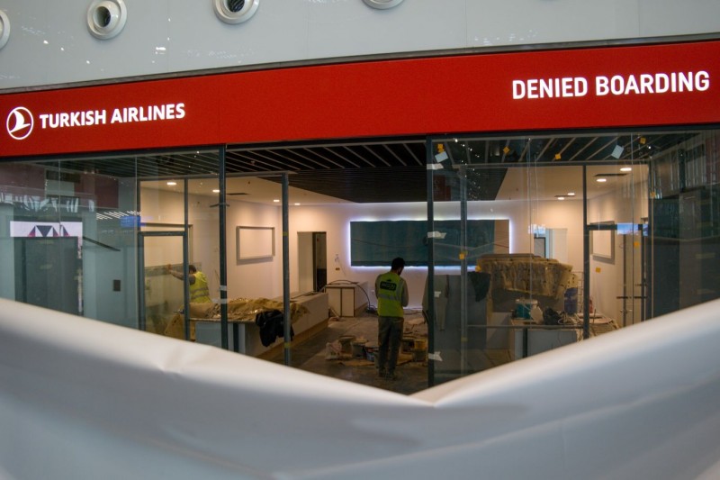 Rozestavěná denied boarding budka za plentou.