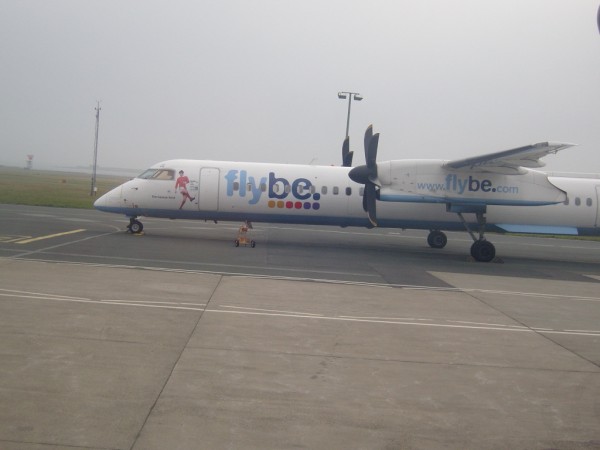 Dalsi Dash8-400 na vedlejsi stojance