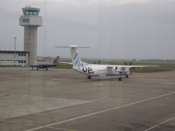 FlyBE Dash8-400 pred odletem do Zenevy