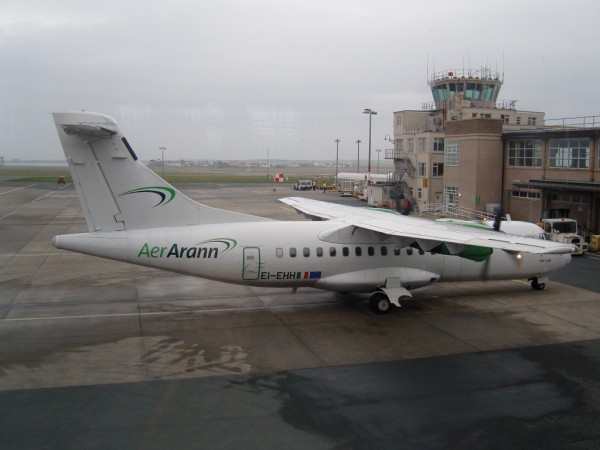 Aer Arann ATR 42 po priletu z Dublinu