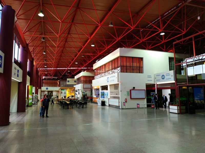 Uvnitr letistni budovy