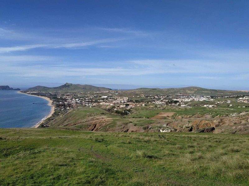 Pohled na Porto Santo z druhe strany, z vyhlidky na pristavem. Letiste je na pravem casti uprostred, budova v barve slonove kosti