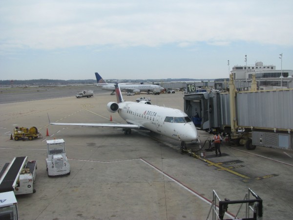 CRJ-200 na lince Delta Express na La Guardia