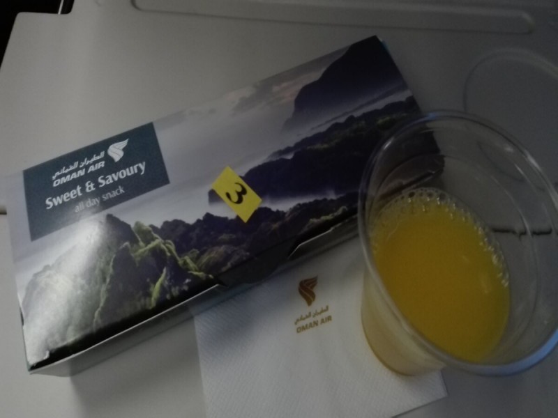 Snack na prvních víc jak 5h letu, to je prostě málo