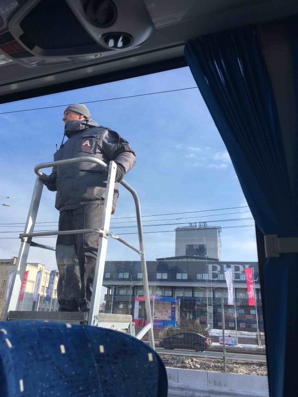53160244_60382530680_tSqdE.jpg (274.3 KiB) Zobrazeno 7620 x kontrola střechy na autobuse po 4 minutách nerušené jízdy, to sme teda nežrali!