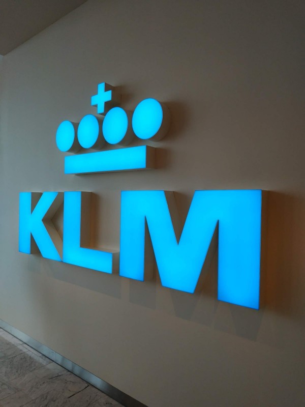 logo spolecnosti v salonku