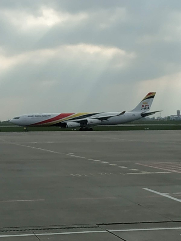 A340 od Air Belgium, ktere si LOT pronajima. Tento  letel do Newarku
