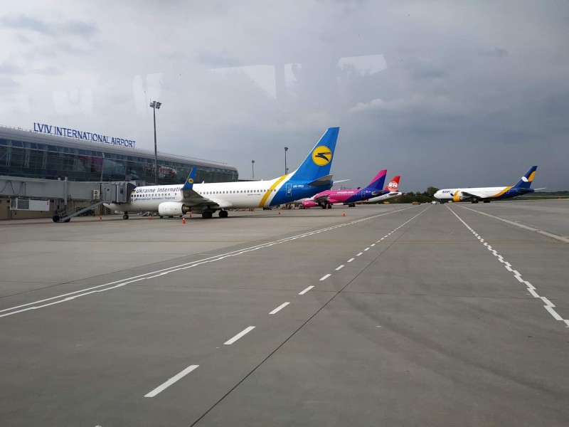 Vzadu vytlacuji B767 Azur Air smer AYT
