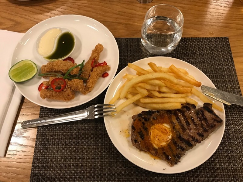 QF klasika a vyborný steak. Hranolky příliš osolené.