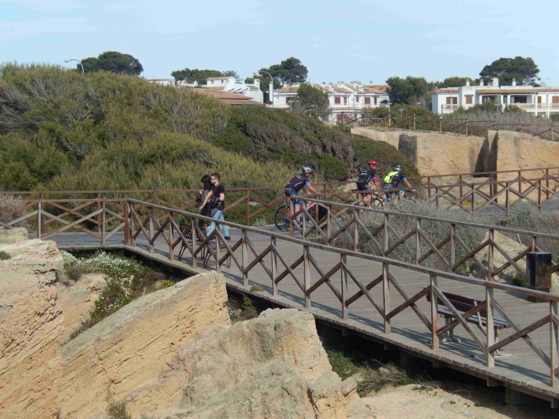 Coastal trail s cyklisty