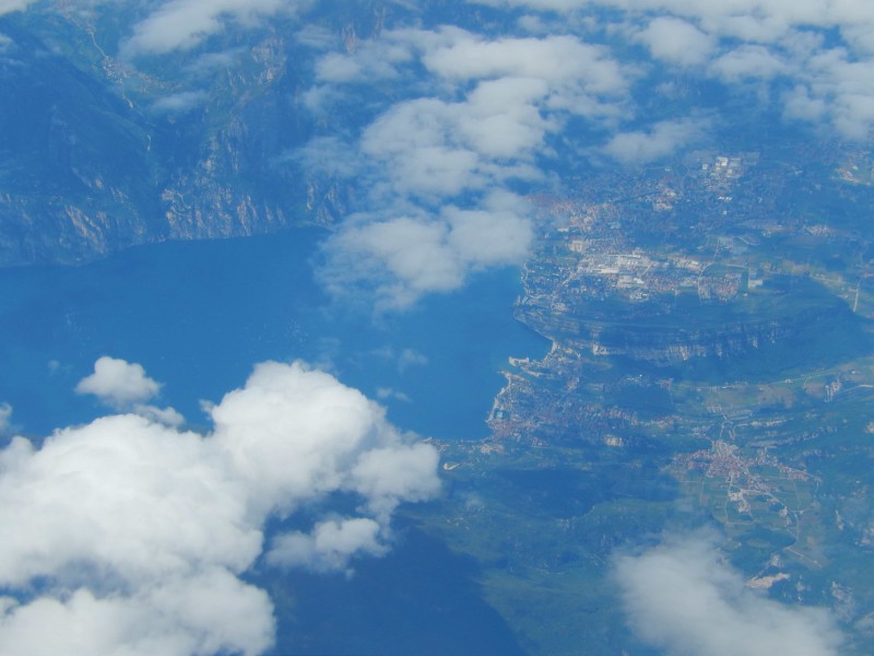 Sever Lago di Garda, města Torbole a Riva odděluje hora