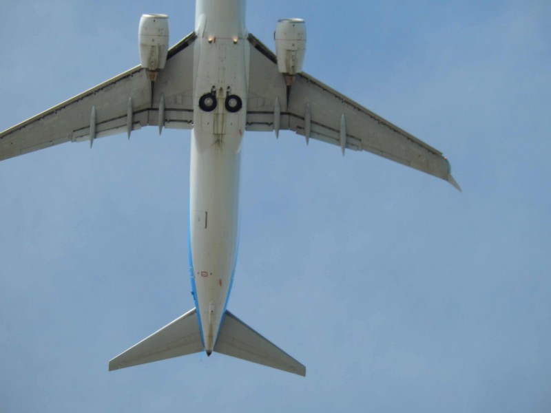 Boeing 737 jasně identifikuje nezakrytý hlavní podvozek, tady jsou i SPLIT SCIMITAR winglety, které by z dálky z boku mohly strašit cestující, že jde o MAXe