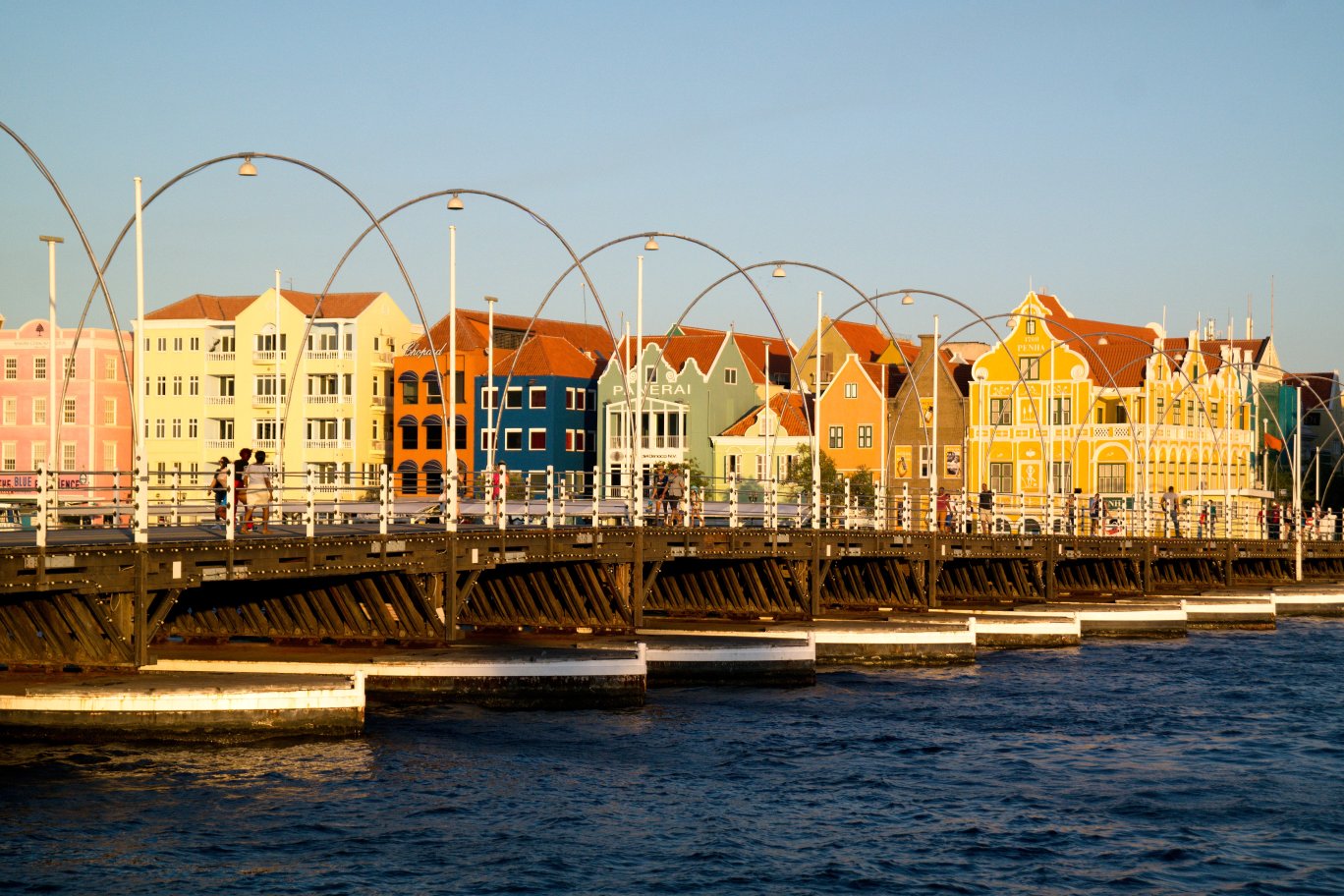Večerní Willemstad a Queen Emma Bridge