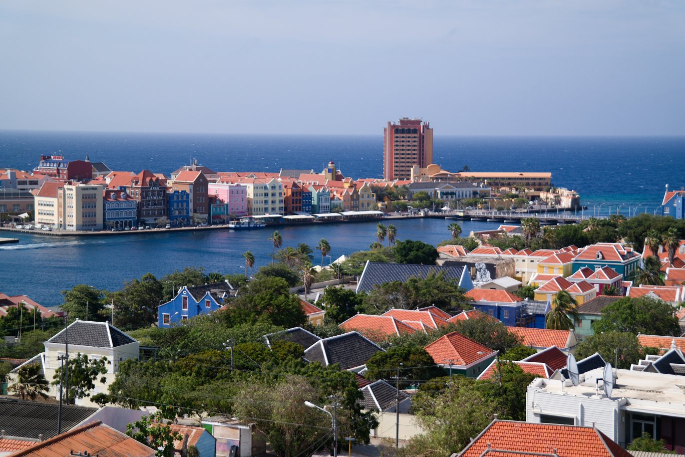 Výhled na Willemstad z mostu