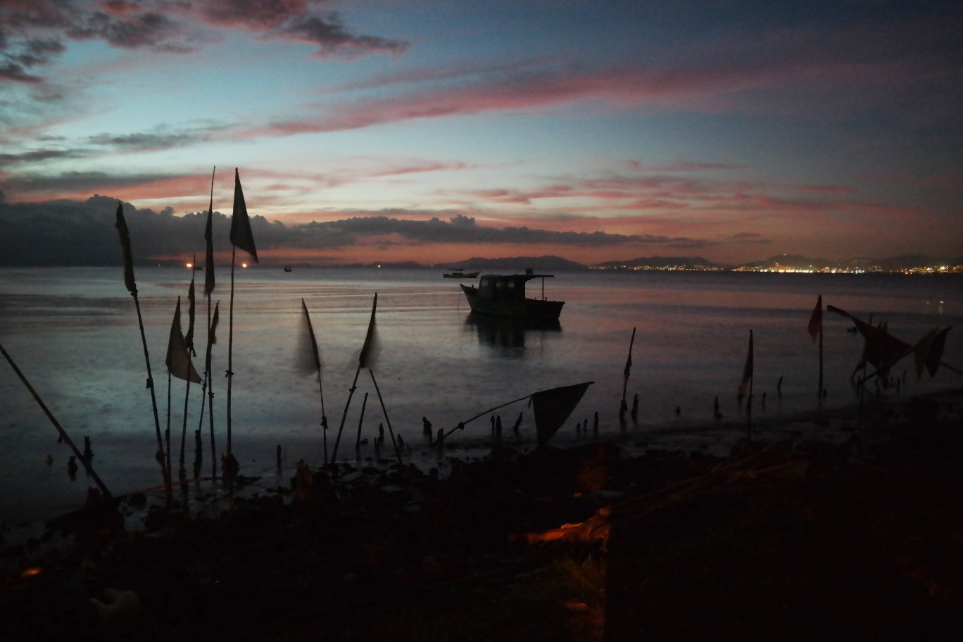 U západního pobřeží, vpravo v dálce Port of Spain.