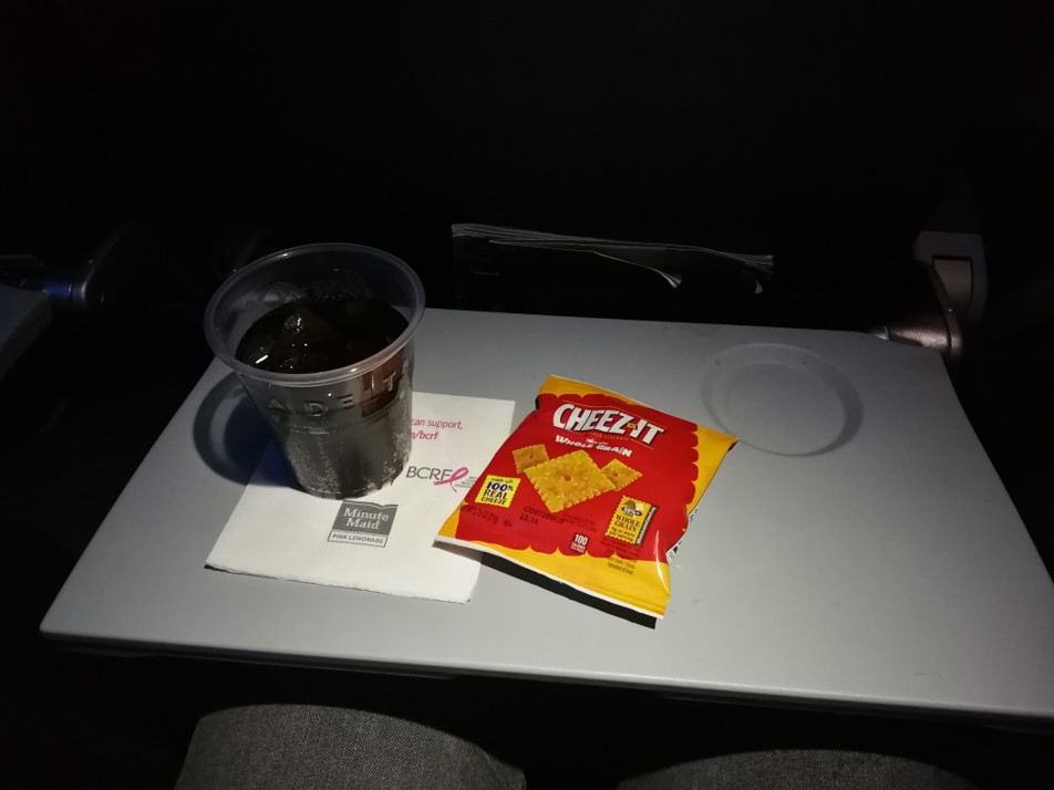 Občerstvení Delty Cheez-It a Coca-Cola