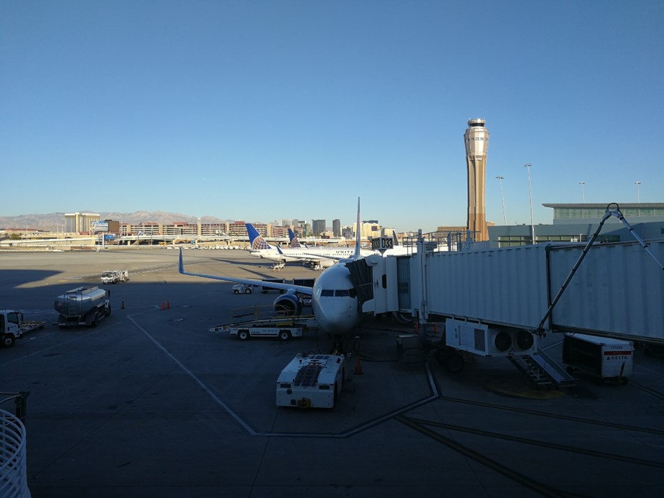 Boeing 737-800 N3745B
