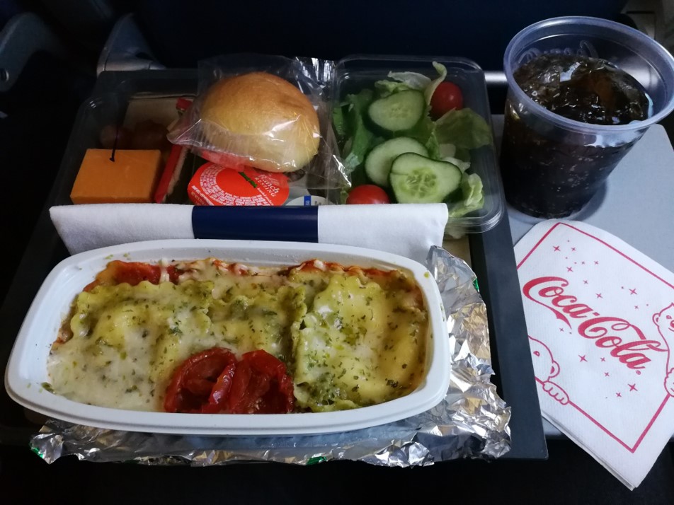 Parmazánové ravioli s rajčatovou omáčkou, salátem, houskou, brownie a kusy sýrů