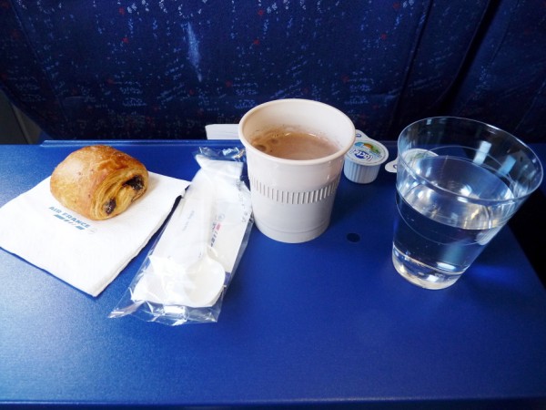 Catering na letu do CDG, dalsi usporna opatreni uz snad zavest nelze, nasleduje uz jen full stop