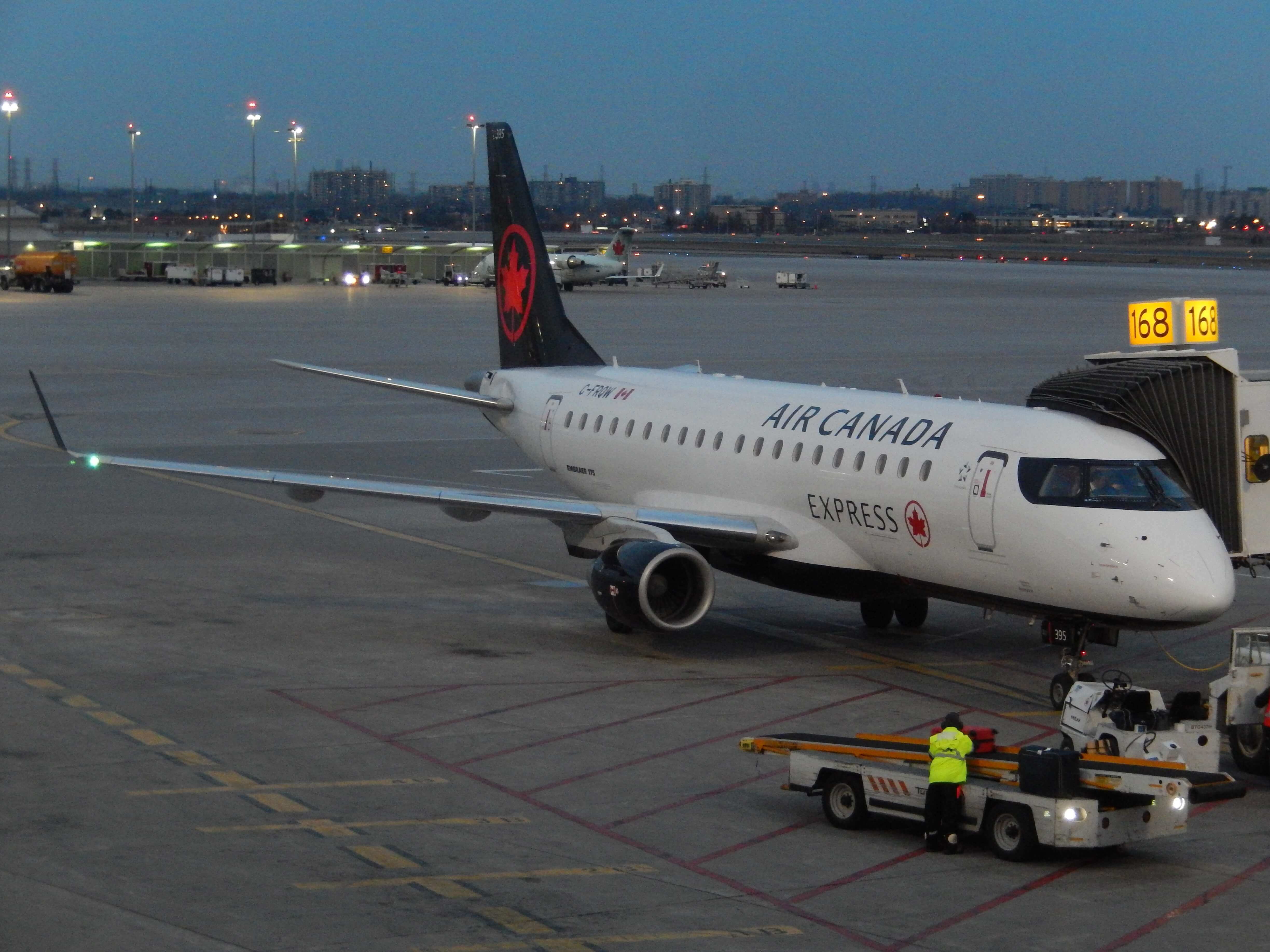 Malý Embraer v novém livery Air Canada Express.