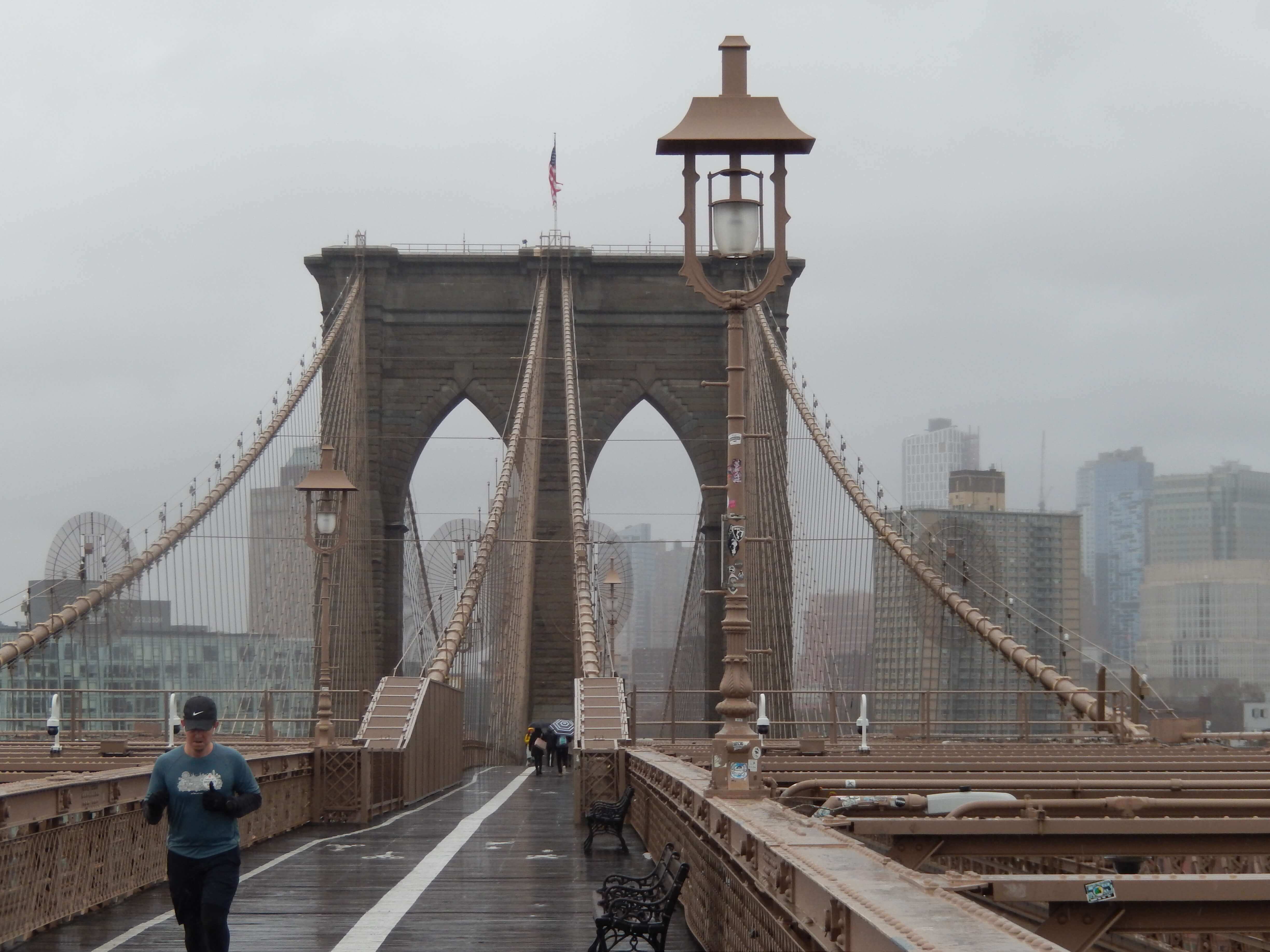 Brooklynský most je parádní. Je z něho skvělý rozhled, protože chodník pro pěší a cyklisty je vyvýšen uprostřed nad silnicemi pro auta.