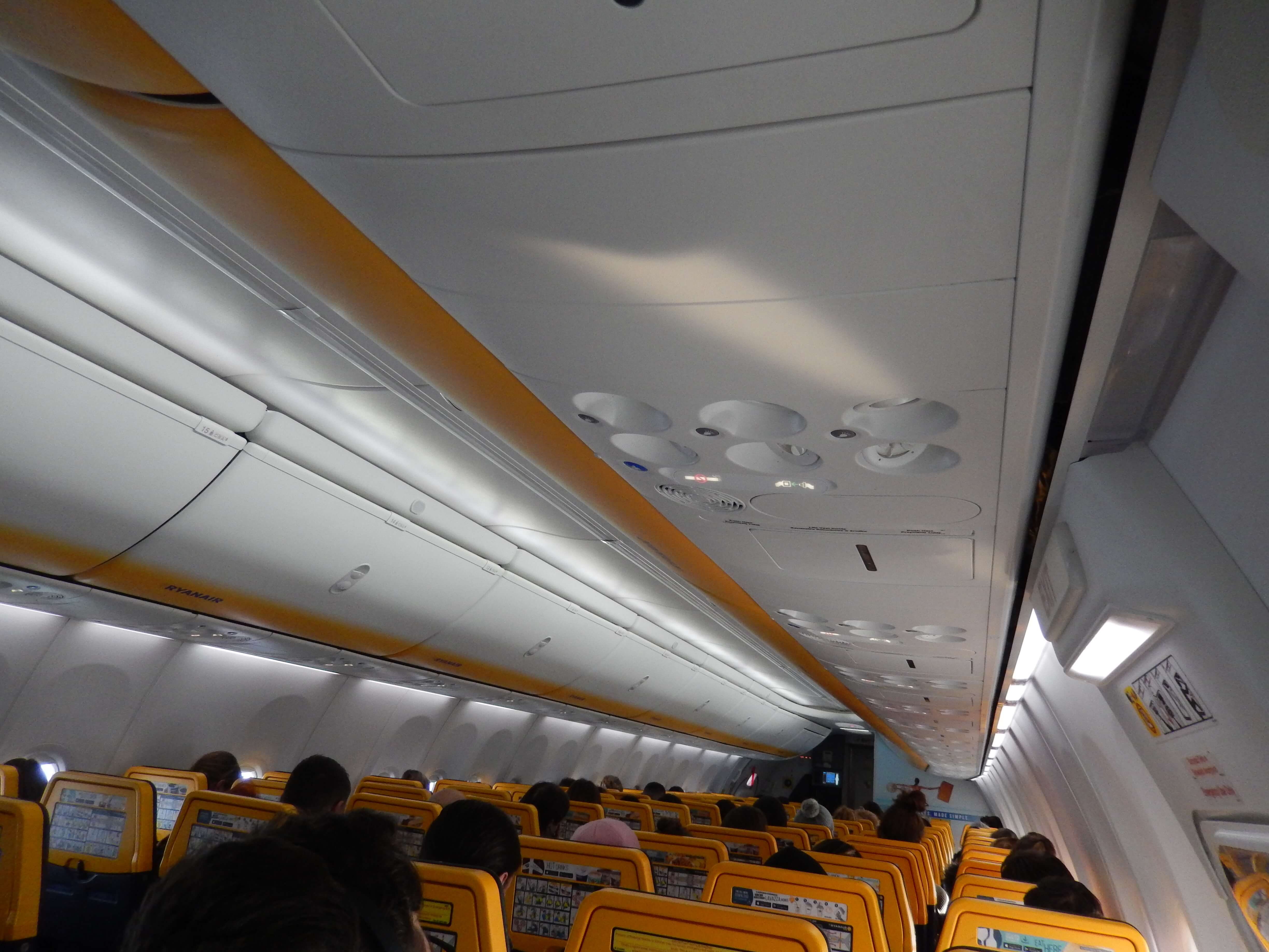 Nový, vzdušný, na Ryanair decentní interiér. Ještě poměrně čistý.