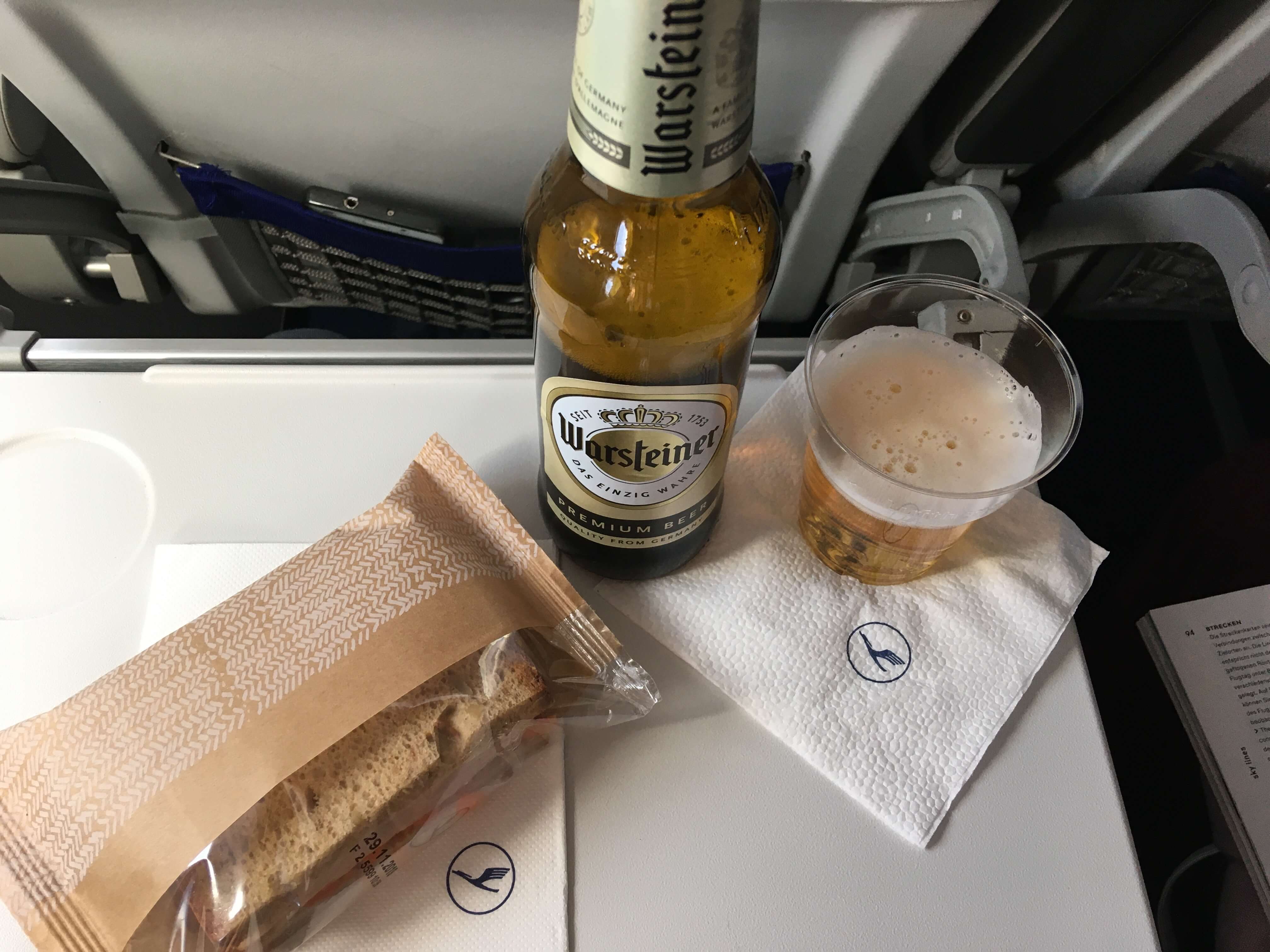 Fantastický servis Lufthansy na krátkém letu. Pánové za mnou dávali i více lahvinek.