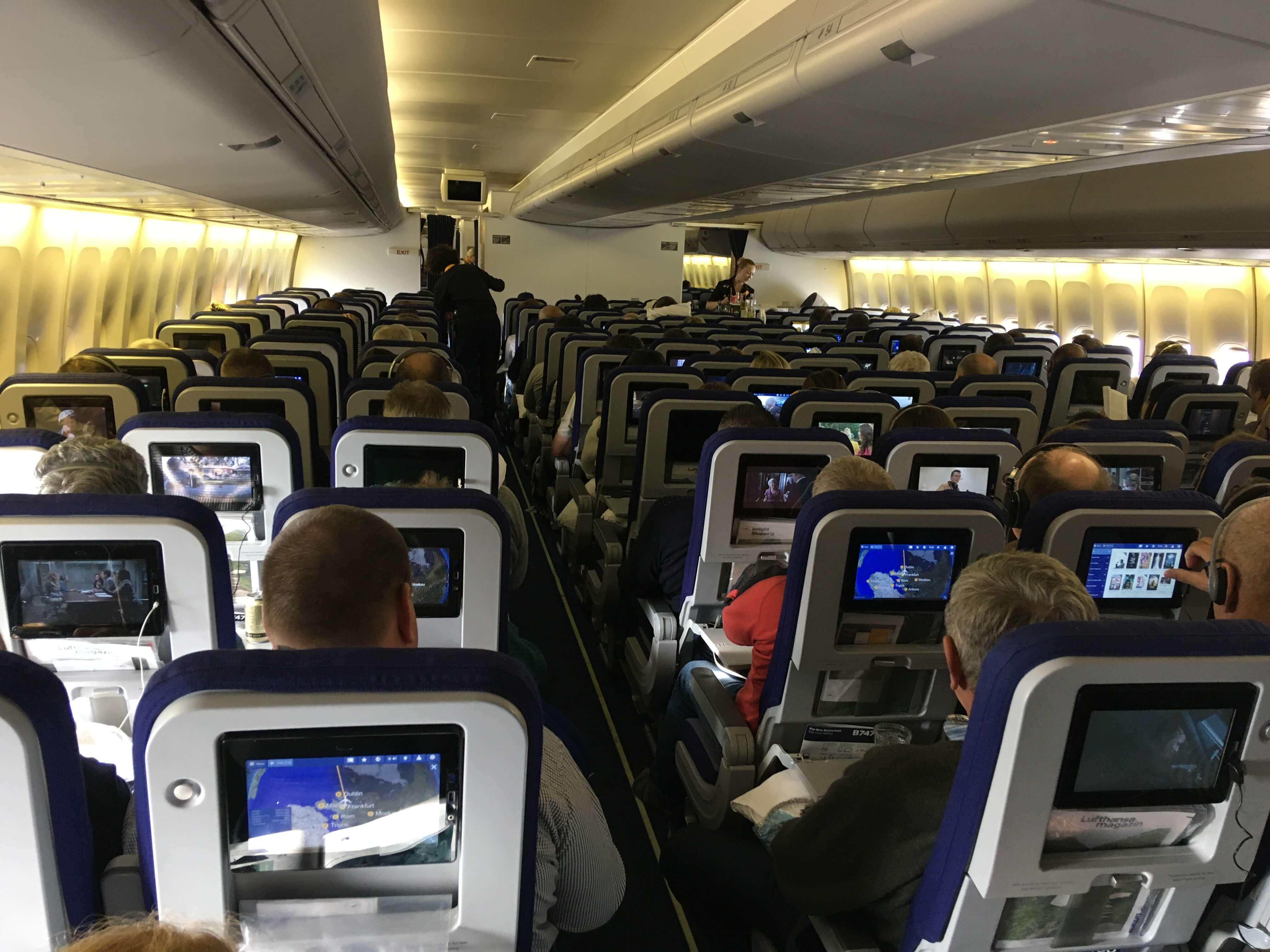 Kabina s novými sedačkami, obrazovky IFE byly dokonce novější než v 747-8i, která má původní interiér. Biny v této 747-400 zůstávají původní, hranaté, pěkně oldschoolové.
