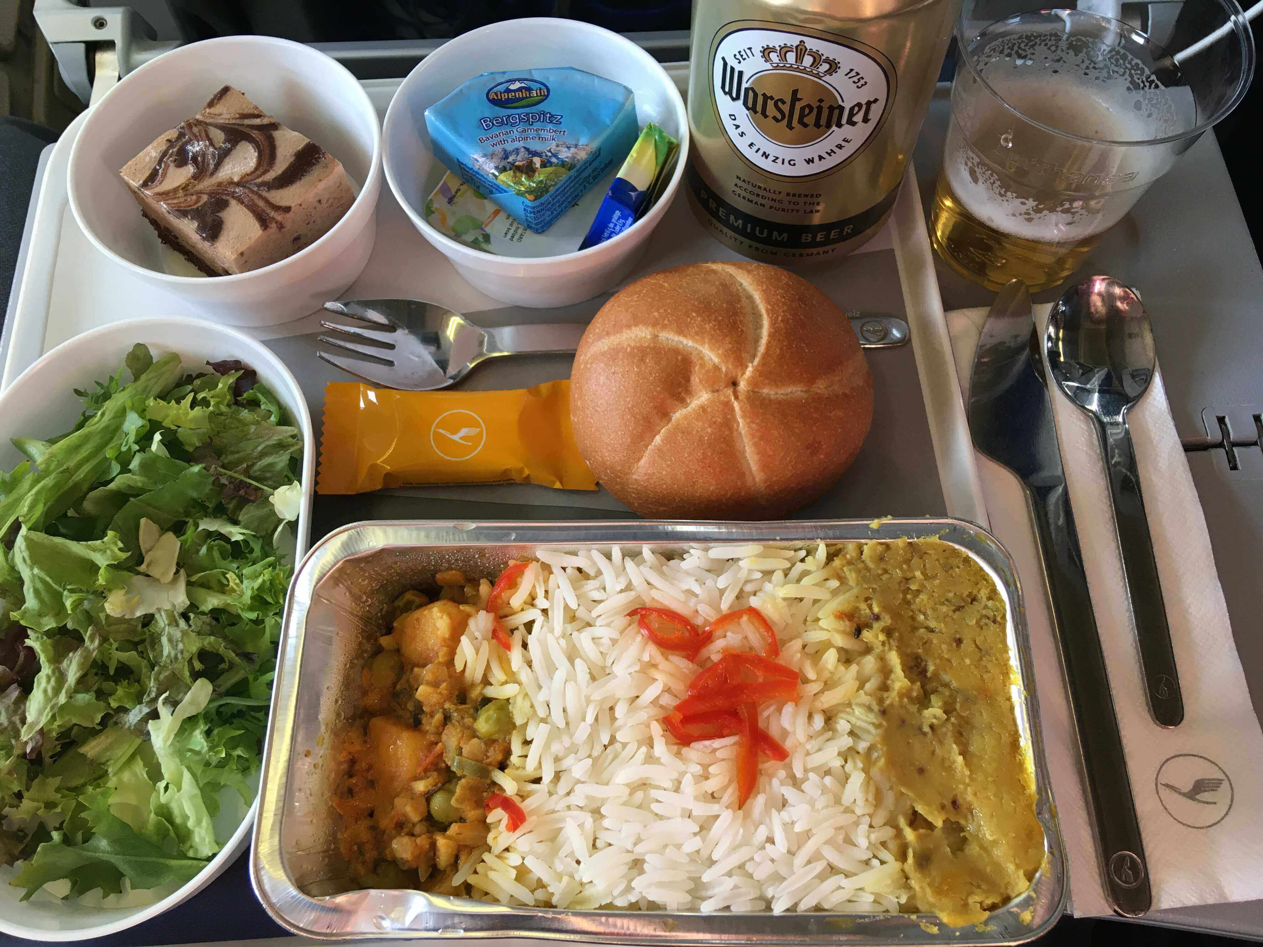 Z vegetariánské varianty se vyklubala Indie. Salátek neoschlý, ale pivo tady trochu pokulhávalo.