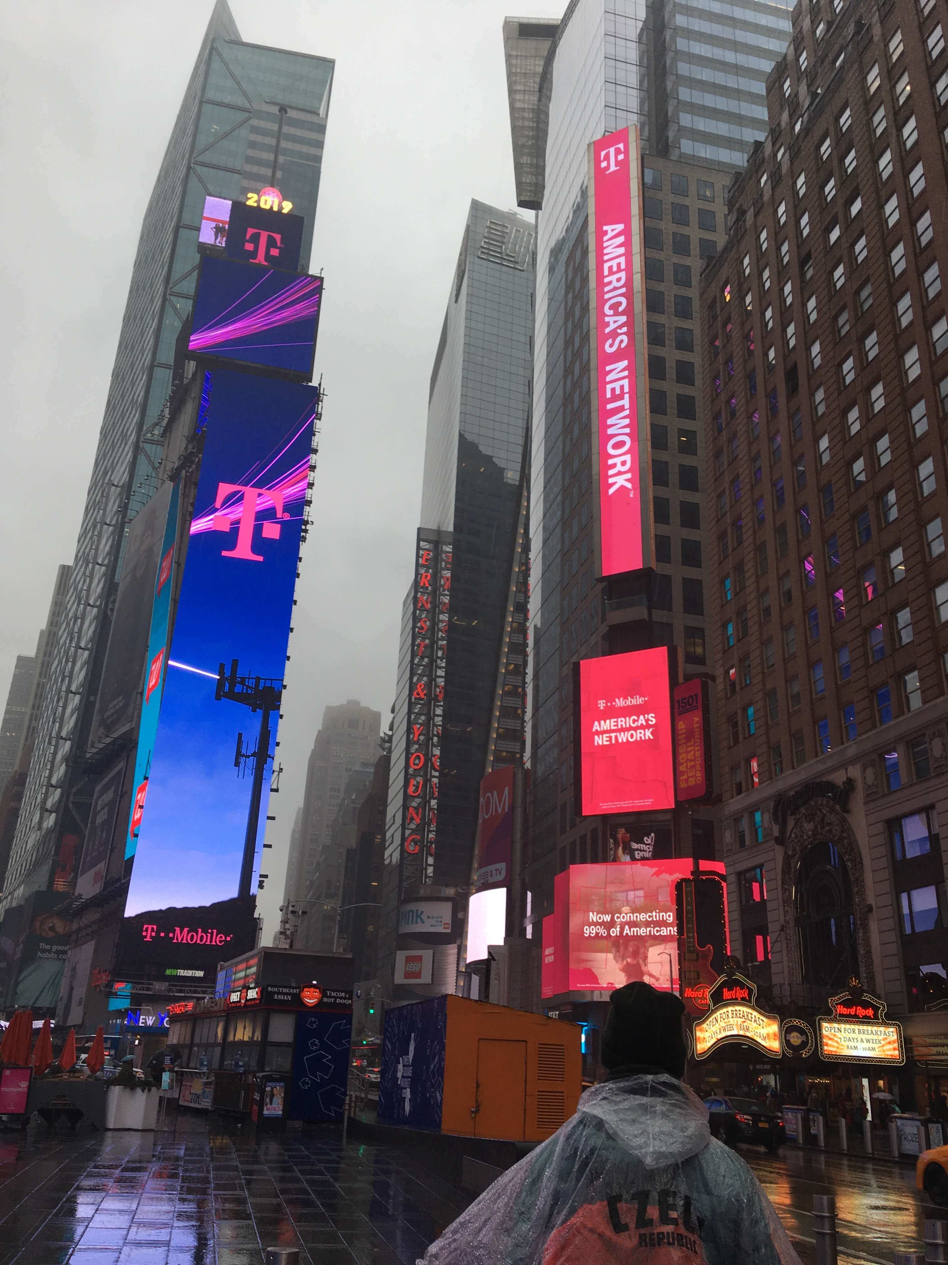 Zářivé Time Square skoro jako v noci :D pláštěnka byla nezbytná, deštník by nic nezachzánil, protože i dost foukalo.